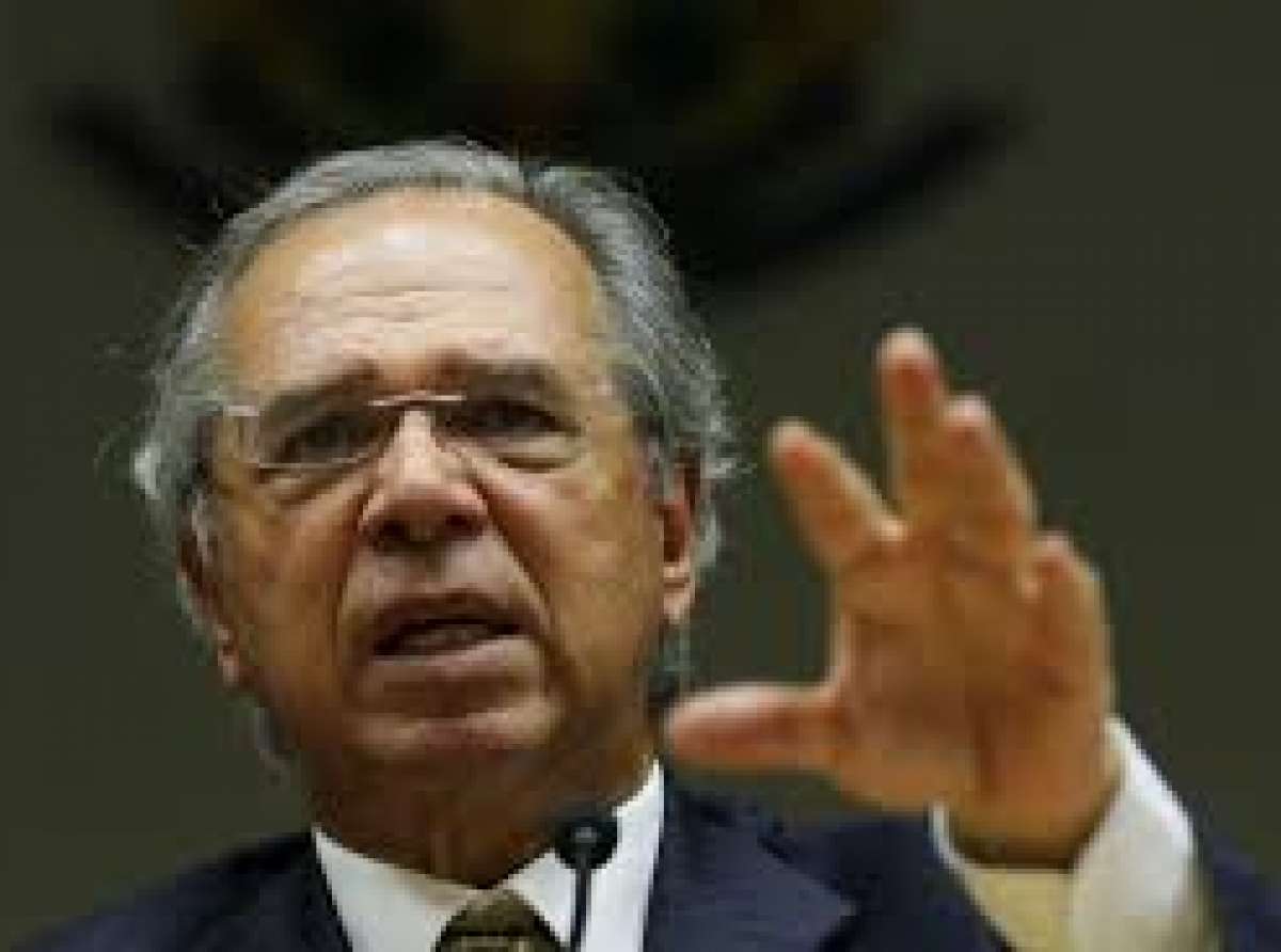 Guedes estuda cortar salário do funcionalismo para amparar desempregados